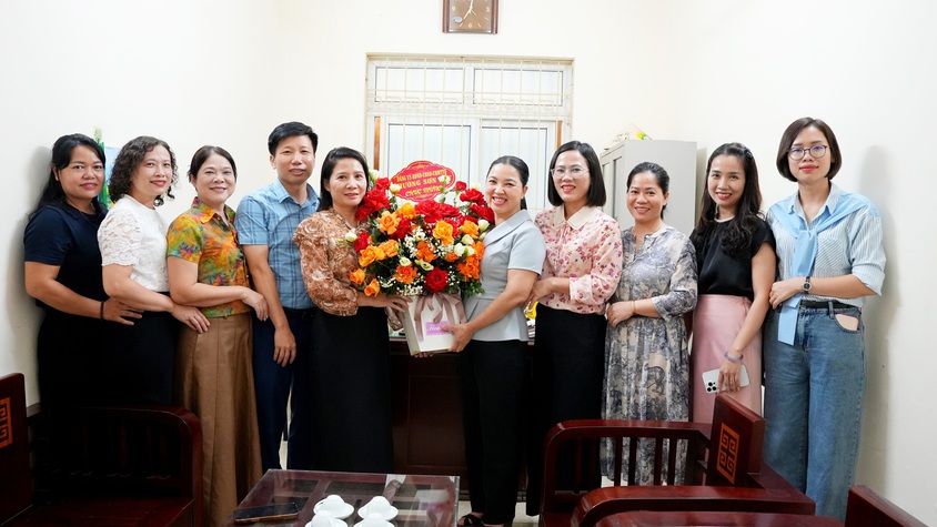 LÃNH ĐẠO PHƯỜNG SƠN TÂY CHÚC MỪNG TRUNG TÂM DỊCH VỤ TỔNG HỢP NHÂN KỶ NIỆM 101 NĂM NGÀY BÁO CHÍ CÁCH MẠNG VIỆT NAM