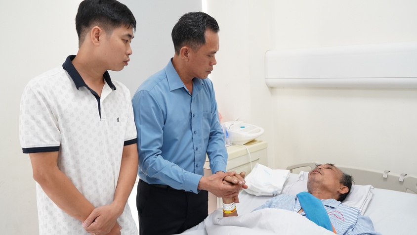 Đồng chí Bí thư Đảng ủy phường Chương Mỹ - Phí Minh Hải thăm hỏi, động viên người dân gặp tai nạn trong quá trình tháo dỡ công trình bàn giao mặt bằng Dự án Quốc lộ 6