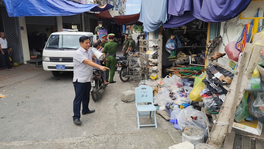 Xã Thanh Oai ra quân lập lại trật tự đô thị khu vực chợ Thanh Mai