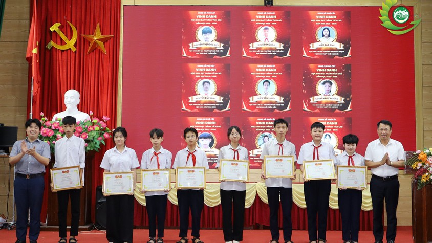 Xã Phú Cát tuyên dương, khen thưởng 43 học sinh tiêu biểu và vinh danh 21 giáo viên có thành tích trong công tác bồi dưỡng học sinh đạt thành tích cao năm học 2025 – 2026