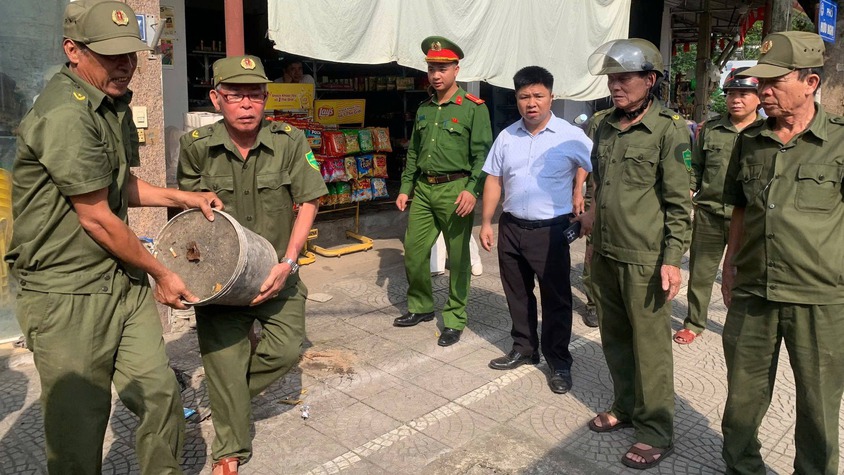 Phường Tùng Thiện ra quân xử lý chậu cây, vật dụng lấn chiếm vỉa hè, lòng đường – kiên quyết lập lại trật tự đô thị