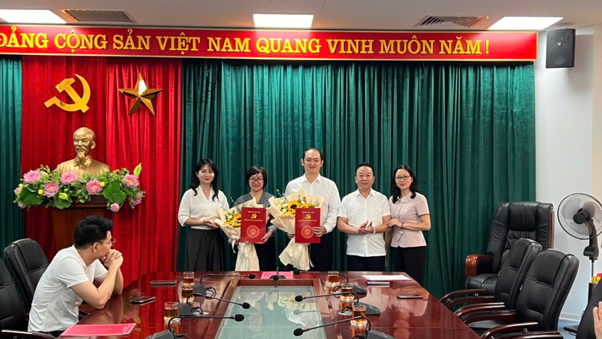ĐẢNG ỦY PHƯỜNG CẦU GIẤY TỔ CHỨC HỘI NGHỊ CÔNG BỐ VÀ TRAO QUYẾT ĐỊNH VỀ CÔNG TÁC CÁN BỘ