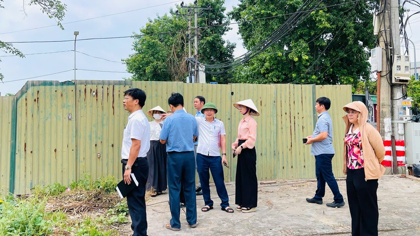 THƯỜNG TRỰC HĐND XÃ GIÁM SÁT CÔNG TÁC BẢO VỆ MÔI TRƯỜNG, QUẢN LÝ TRẬT TỰ ĐÔ THỊ TẠI KHU VỰC THƯỢNG CỐC, LONG XUYÊN