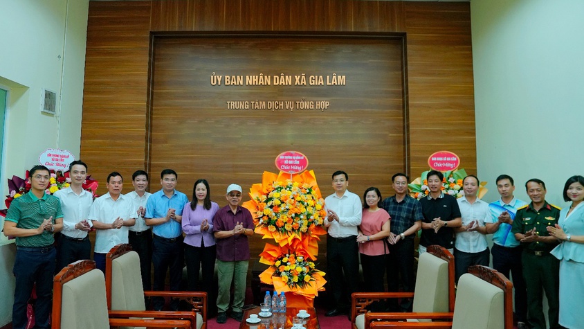 Lãnh đạo xã Gia Lâm chúc mừng Trung tâm Dịch vụ tổng hợp xã nhân kỷ niệm 101 năm Ngày Báo chí cách mạng Việt Nam