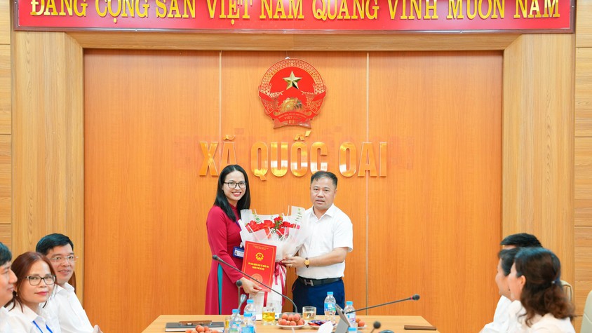 UBND xã Quốc Oai công bố và trao quyết định bổ nhiệm lãnh đạo quản lý Văn phòng HĐND&UBND và Trạm Y tế xã