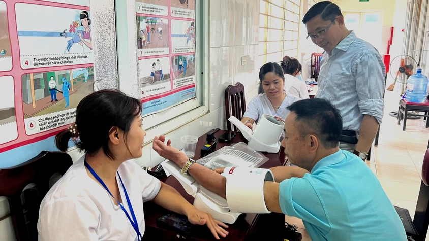 Trạm y tế phường Hà Đông khám, tư vấn sức khỏe miễn phí cho 580 lượt người cao tuổi