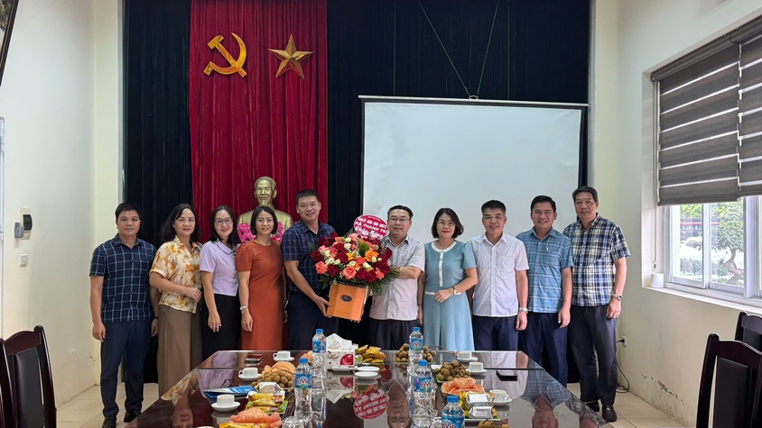 ĐOÀN LÃNH ĐẠO XÃ THANH TRÌ THĂM, CHÚC MỪNG TRUNG TÂM DỊCH VỤ TỔNG HỢP XÃ NHÂN KỶ NIỆM 101 NĂM NGÀY BÁO CHÍ CÁCH MẠNG VIỆT NAM