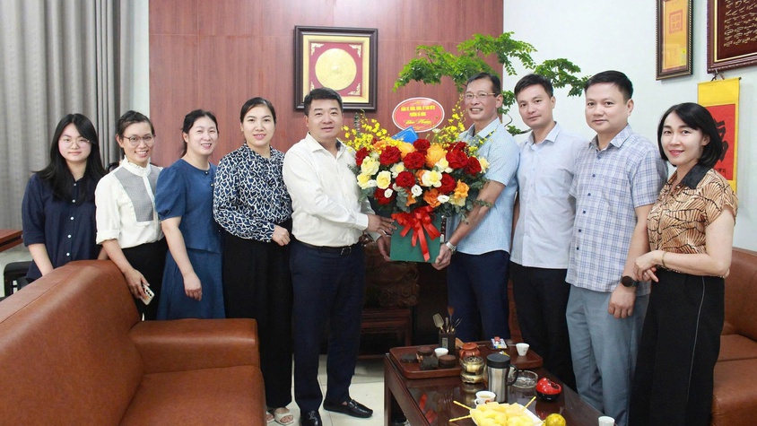 Lãnh đạo phường Hà Đông chúc mừng ngày Báo chí Cách mạng Việt Nam