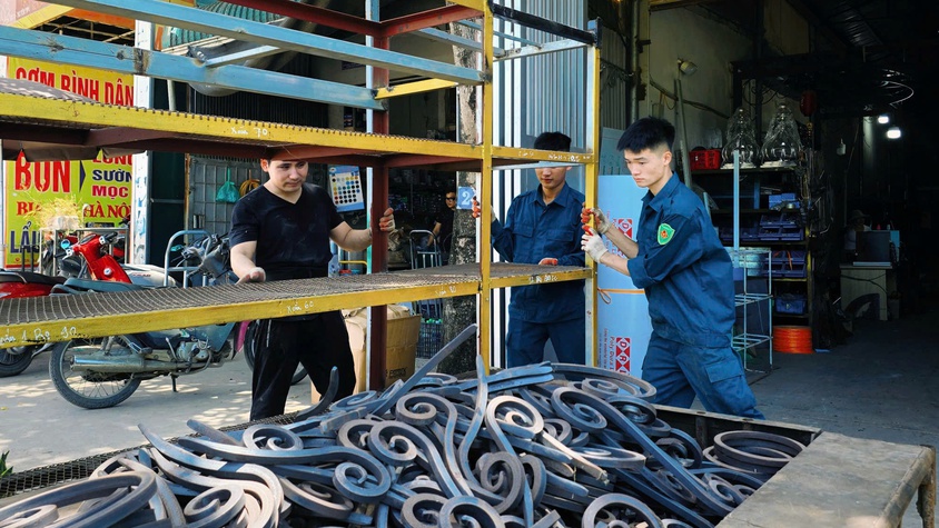 Ban CHQS phường Chương Mỹ hỗ trợ người dân di chuyển tài sản phục vụ giải phóng mặt bằng Dự án cải tạo, nâng cấp Quốc lộ 6