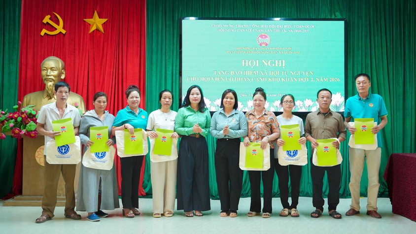 HỘI NÔNG DÂN XÃ QUỐC OAI TRAO HỖ TRỢ BẢO HIỂM XÃ HỘI TỰ NGUYỆN, RA MẮT CÂU LẠC BỘ NÔNG DÂN THAM GIA BẢO VỆ MÔI TRƯỜNG