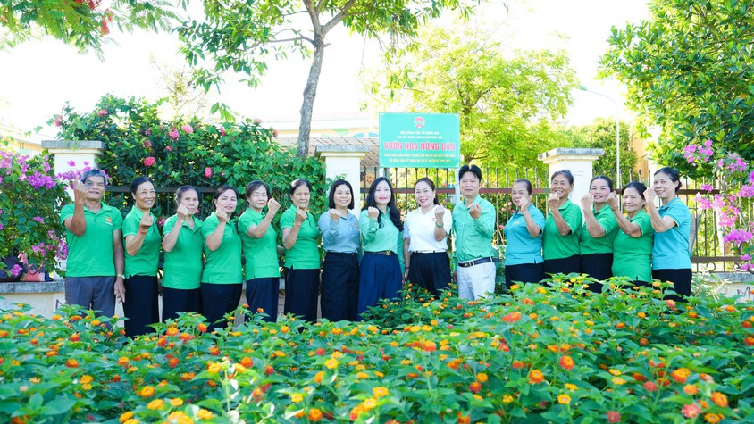 HỘI NÔNG DÂN XÃ QUỐC OAI GẮN BIỂN CÔNG TRÌNH 