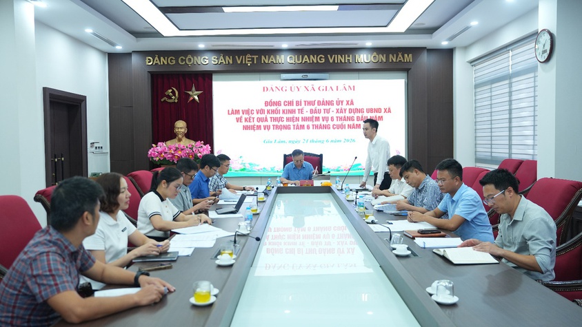 Đồng chí Bí thư Đảng ủy xã làm việc với khối Kinh tế - Đầu tư - Xây dựng về kết quả thực hiện nhiệm vụ 6 tháng đầu năm 2026
