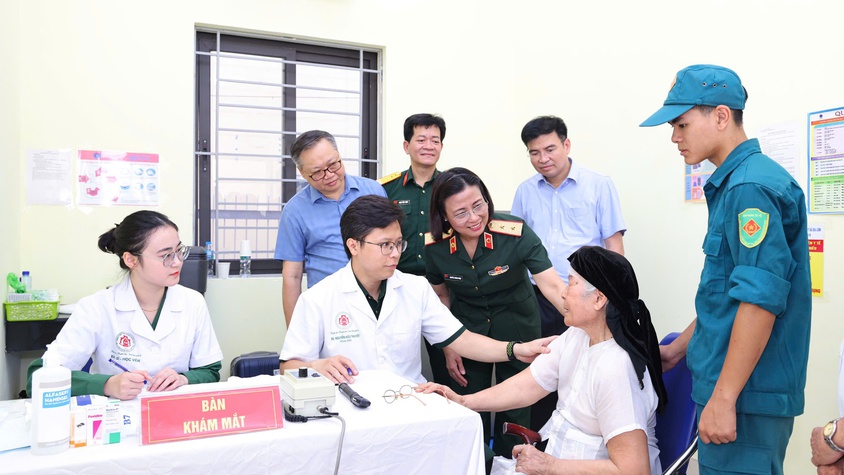 Xã Gia Lâm tổ chức khám bệnh, tư vấn sức khỏe, tặng quà đối tượng chính sách nhân kỷ niệm 79 năm Ngày Thương binh - Liệt sĩ