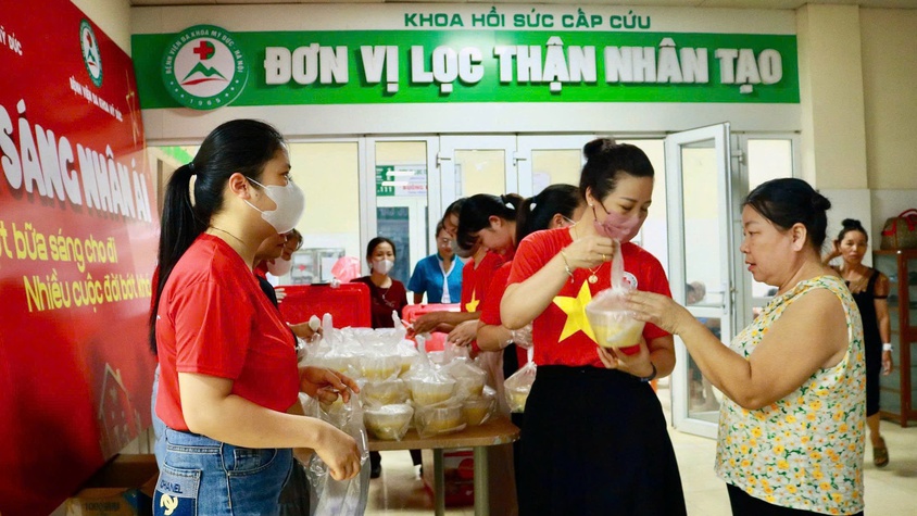 BỮA SÁNG NHÂN ÁI, ẤM ÁP NGHĨA TÌNH CỦA HỘI CHỮ THẬP ĐỎ XÃ MỸ ĐỨC TẠI BỆNH VIÊN ĐA KHOA MỸ ĐỨC