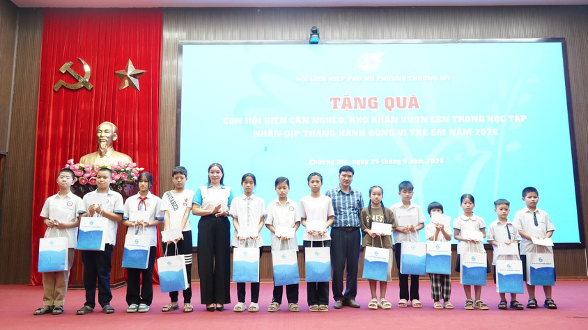 Hội Liên hiệp Phụ nữ phường Chương Mỹ tuyên truyền xây dựng gia đình văn minh, hạnh phúc và trao quà cho con hội viên có hoàn cảnh khó khăn