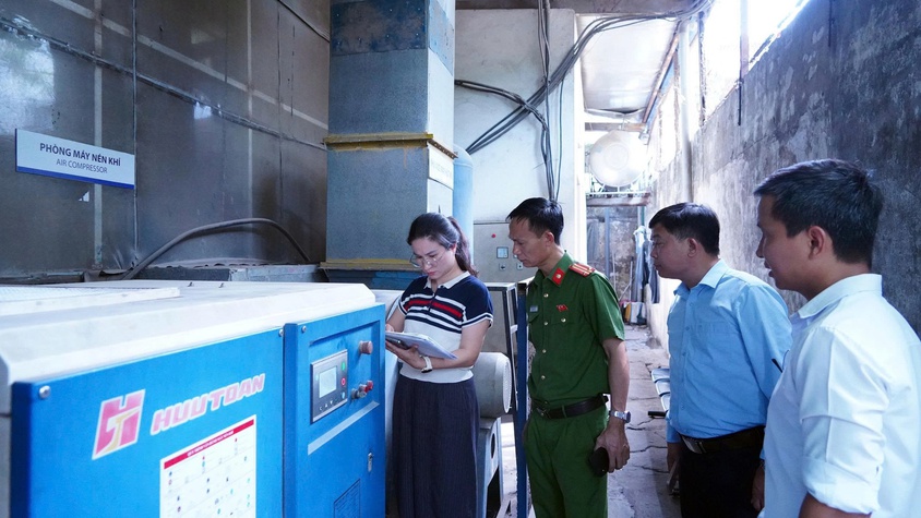 Đoàn kiểm tra liên ngành phường Chương Mỹ kiểm tra việc chấp hành pháp luật tại Công ty TNHH MTV Ô tô Trường Hải Tây Nam