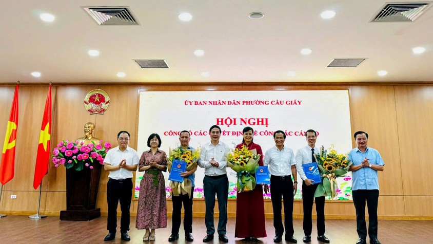 UBND PHƯỜNG CẦU GIẤY: CÔNG BỐ VÀ TRAO QUYẾT ĐỊNH VỀ CÔNG TÁC CÁN BỘ