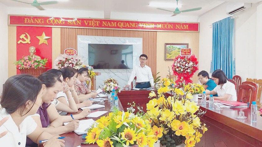 Đoàn giám sát của Đảng ủy xã Cổ Đô làm việc và giám sát việc thực hiện chỉ thị số 09-CT/TU tại chi bộ trường mầm non Phong Vân
