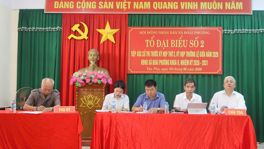 Đồng chí Bí thư Đảng ủy xã Đoài Phương tiếp xúc cử tri trước kỳ họp thứ 2 HĐND xã khóa II nhiệm kỳ 2026 - 2031