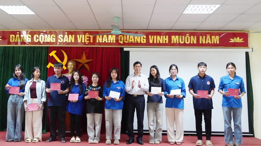 Bế giảng lớp Bồi dưỡng nhận thức về Đảng cho học sinh THPT năm 2026