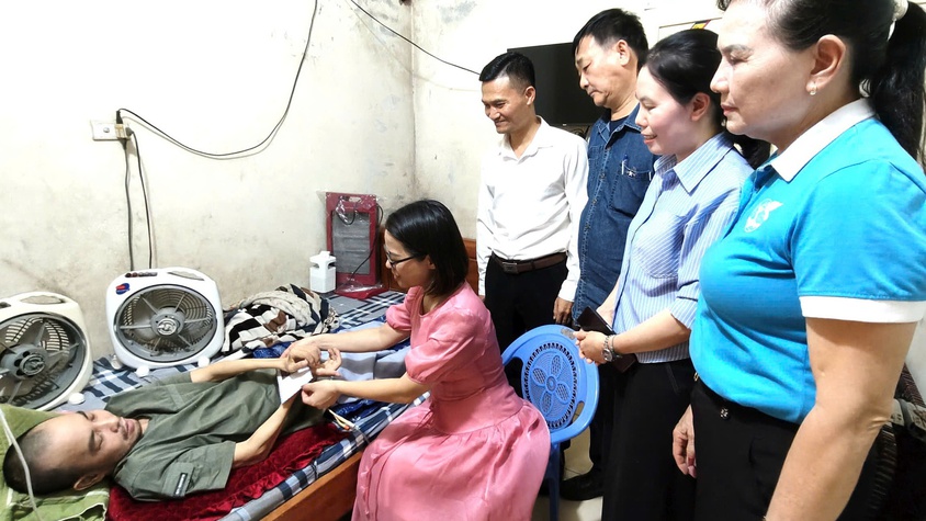 Nhóm “Vòng tay yêu thương” trao quà cho các gia đình có hoàn cảnh khó khăn tại thôn Tân Phú