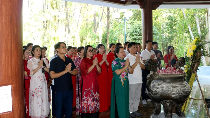 HÀNH TRÌNH VỀ NGUỒN, TIẾP LỬA TRUYỀN THỐNG,  GẮN KẾT TÌNH ĐỒNG NGHIỆP CỦA HAI TRƯỜNG TIỂU HỌC HỢP THANH B VÀ TRƯỜNG THCS HỢP THANH ( XÃ MỸ ĐỨC = TP HÀ NỘI)