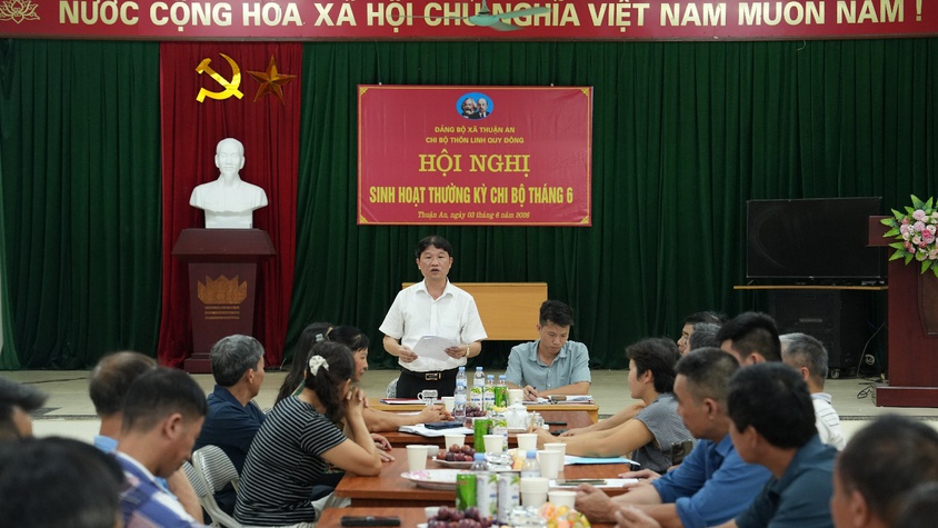 Bí thư Đảng ủy, Chủ tịch HĐND xã dự sinh hoạt Chi bộ thôn Linh Quy Đông