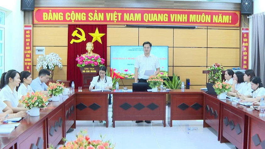 Đồng chí Phó Bí thư thường trực Đảng ủy xã dự sinh hoạt Chi bộ trường Mầm non Hát Môn