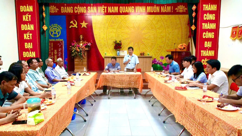 Đồng chí Nguyễn Minh Hồng – Bí thư Đảng ủy, Chủ tịch HĐND xã về dự sinh hoạt thường kỳ cùng Chi bộ Thôn Giếng, xã Tây Phương