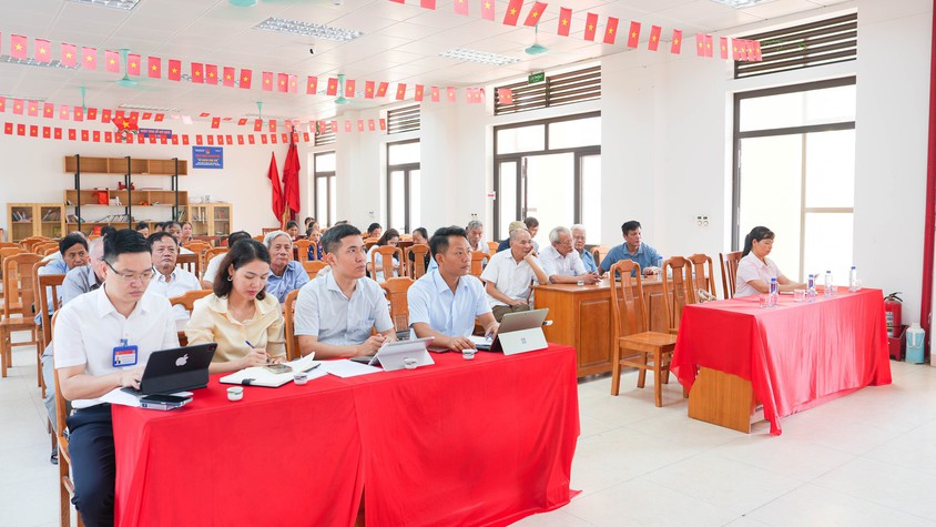 Đồng chí Phùng Văn Tài- Phó Bí thư Thường trực Đảng uỷ xã Quốc Oai dự sinh hoạt chi bộ tại thôn Phúc Đức