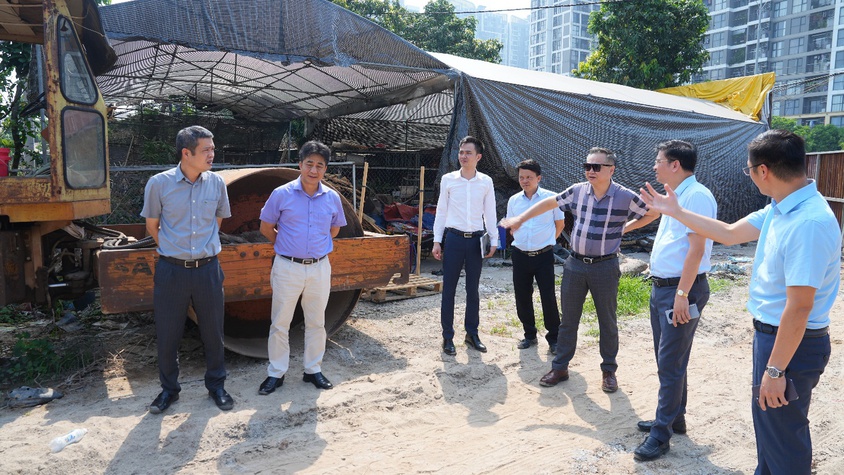 Bí thư Đảng ủy xã Gia Lâm Lê Ngọc Anh kiểm tra hiện trường các dự án giao thông trên địa bàn