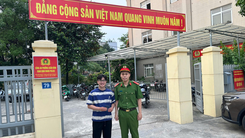 Công an phường Xuân Đỉnh nhanh chóng hỗ trợ tìm chủ nhân và trao trả tài sản cho người dân
