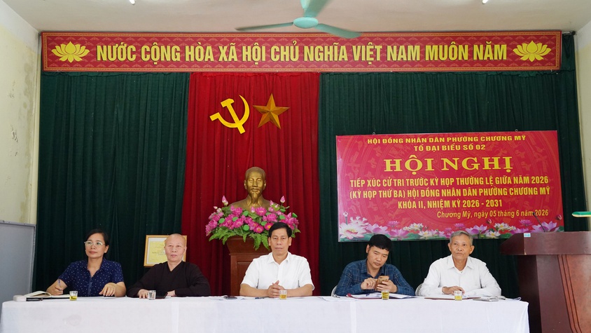 Phó Bí thư Thường trực Đảng ủy phường Chương Mỹ -  Vũ Ngọc Hòa cùng Tổ đại biểu số 2 HĐND phường tiếp xúc cử tri trước kỳ họp thường lệ giữa năm 2026