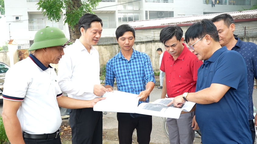 Đồng chí Bí thư Đảng uỷ đi kiểm tra, đôn đốc tiến độ triển khai, thi công một số dự án đầu tư công trọng điểm trên địa bàn xã