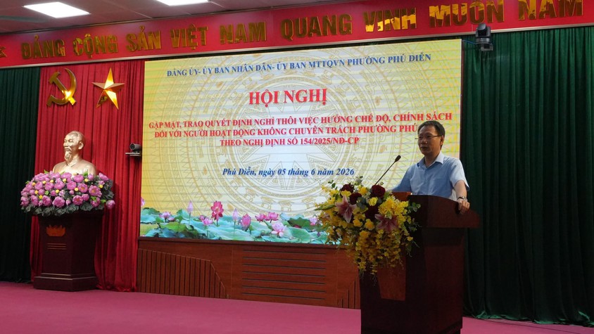  Phường Phú Diễn trao quyết định cho các đồng chí cán bộ không chuyên trách nghỉ công tác