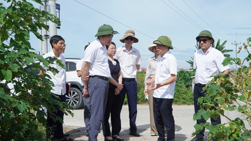Lãnh đạo xã Đại Xuyên kiểm tra thực địa, đôn đốc triển khai Khu liên hợp giết mổ tập trung Quang Lãng