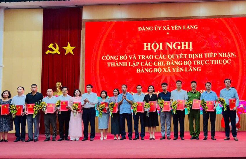 ĐẢNG ỦY XÃ YÊN LÃNG TỔ CHỨC HỘI NGHỊ CÔNG BỐ CÁC QUYẾT ĐỊNH VỀ VIỆC TIẾP NHẬN, THÀNH LẬP CÁC CHI, ĐẢNG BỘ TRỰC THUỘC ĐẢNG BỘ XÃ YÊN LÃNG
