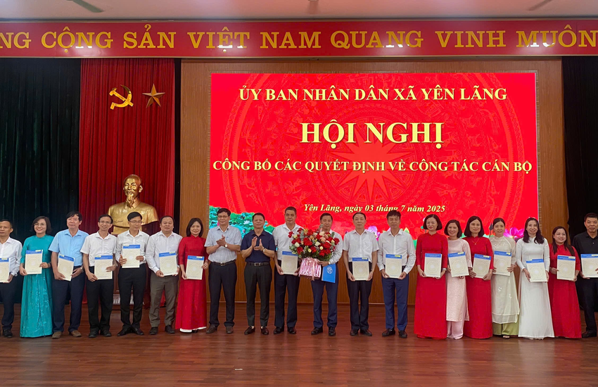 Ủy ban nhân dân xã Yên Lãng công bố các quyết định về việc tổ chức lại các trường và tiếp nhận, bổ nhiệm đối với các Hiệu trưởng, Phó hiệu trưởng các trường Mầm non, Tiểu học, Trung học cơ sở trên địa bàn xã.