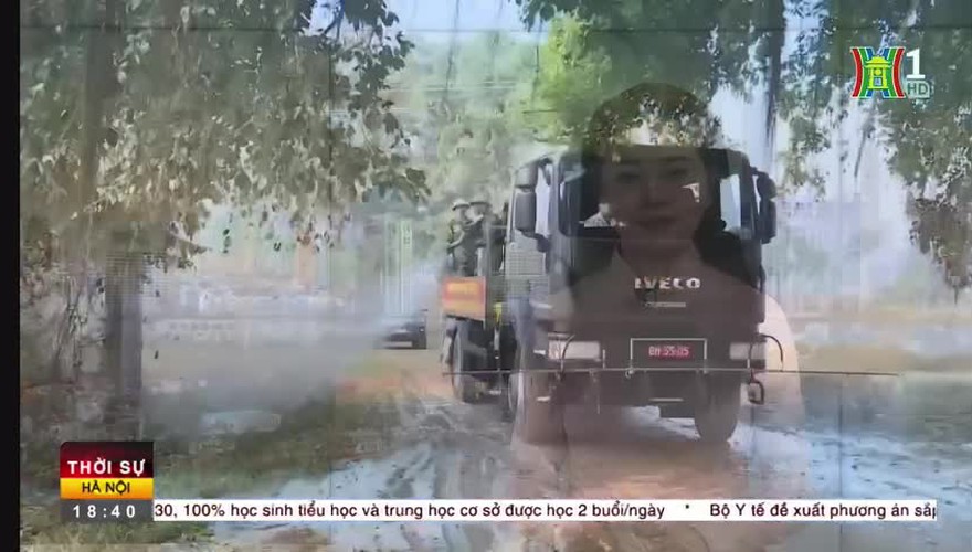 Huy động phương tiện đặc chủng của Lữ đoàn 86/Binh chủng hoá học phun khử khuẩn, phòng chống dịch bệnh trên địa bàn xã Trung Giã.