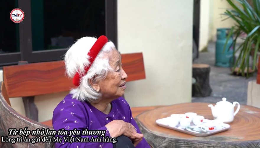 Hội Liên hiệp Phụ nữ phường Chương Mỹ đến thăm, tặng quà và cùng nấu “bữa cơm chiều” tại nhà Mẹ Việt Nam Anh hùng Lê Thị Thanh