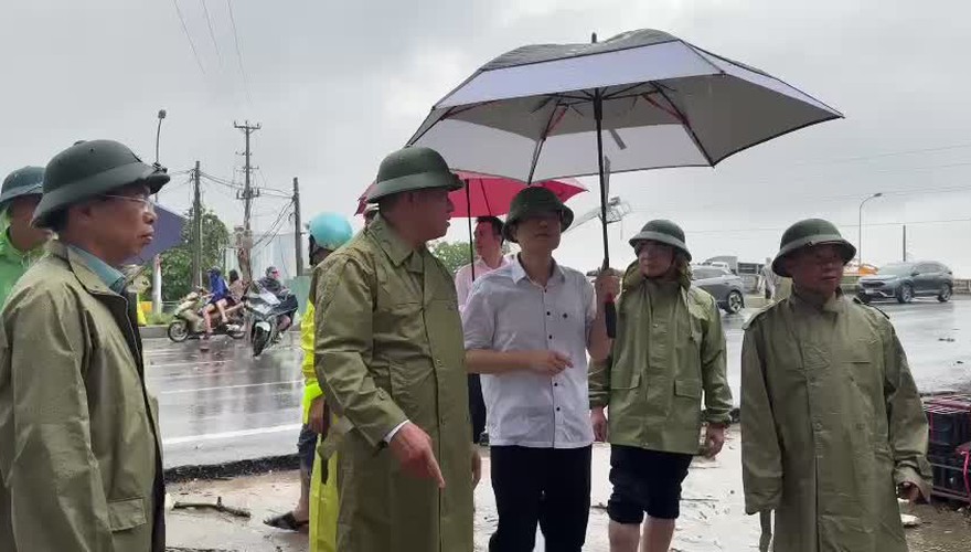 LÃNH ĐẠO THÀNH PHỐ KIỂM TRA, CHỈ ĐẠO CÔNG TÁC ỨNG PHÓ MƯA BÃO TẠI CÁC PHƯỜNG TÂY MỖ, XUÂN PHƯƠNG