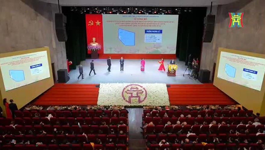 Các đồng chí lãnh đạo phường Cầu Giấy nhận Quyết định thành lập phường Cầu Giấy (mới) tại Lễ công bố Nghị quyết của Ủy ban thường vụ Quốc hội về sắp xếp các đơn vị hành chính cấp xã