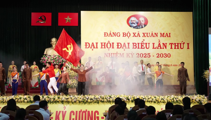 Tiết mục múa hát: Chào mừng Đảng cộng sản Việt Nam được biểu diễn tại chương trình văn nghệ chào mừng tại Đại hội Đại biểu Đảng bộ xã Xuân Mai lần thứ I, nhiệm kỳ 2025-2030.