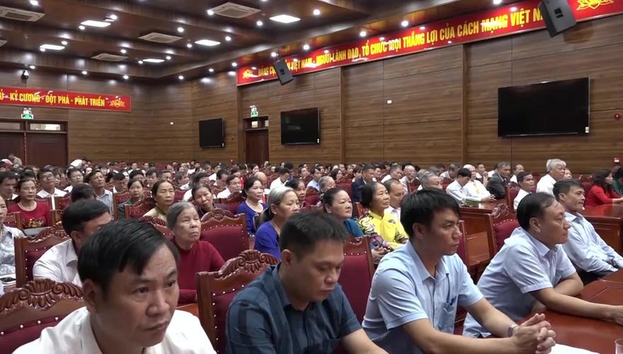 Lễ trao tặng huy hiệu Đảng xã Mỹ Đức