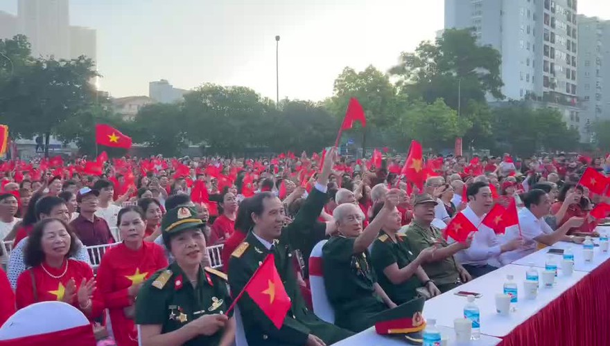 Không khí sôi nổi tại điểm cầu tiếp sóng truyền hình trực tiếp sự kiện A80 ở Công viên Cầu Giấy
