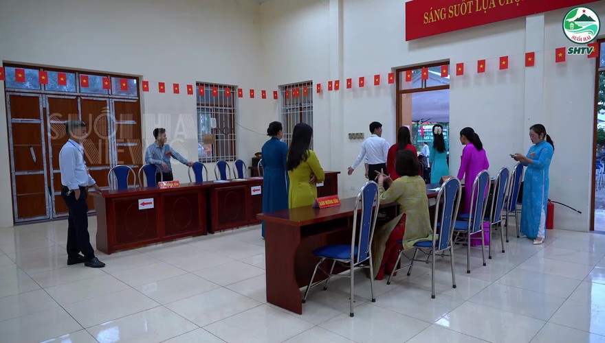 Cử tri xã Suối Hai nô nức đi bầu cử từ sáng sớm, gửi trọn niềm tin qua từng lá phiếu