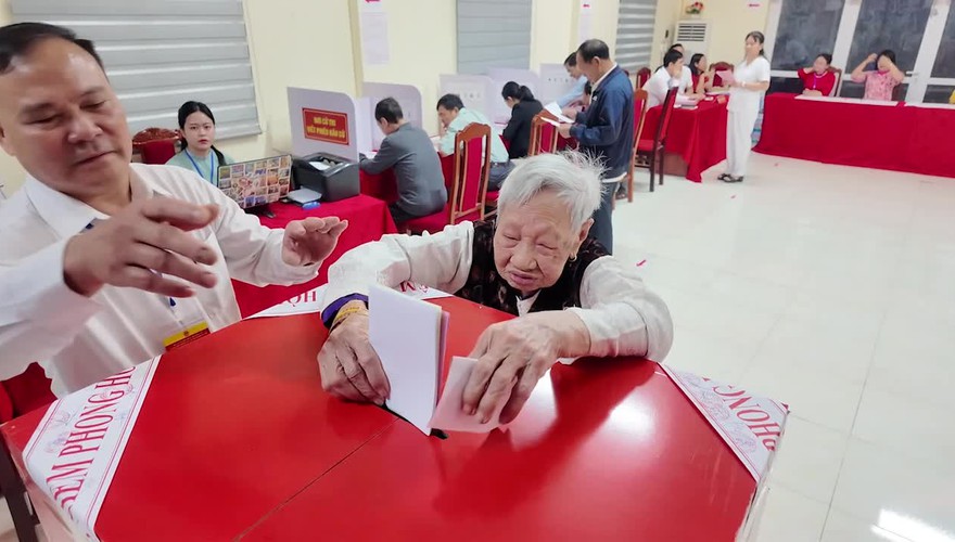 Rộn ràng không khí ngày bầu cử tại xã Đoài Phương.