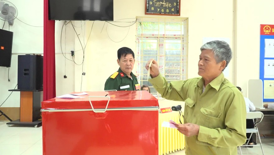 Cử tri xã Yên Xuân hồ hởi, phấn khởi, vui mừng đi bỏ phiểu bầu cử trong ngày hội của Non sông, Đất nước.. Cụ bà Đinh Thị Nhượng cử tri 102 tuổi chia sẻ 