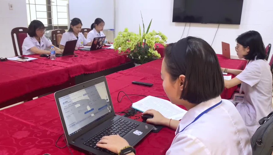 Xã Vĩnh Thanh đẩy mạnh làm sạch dữ liệu hồ sơ sức khỏe người dân.