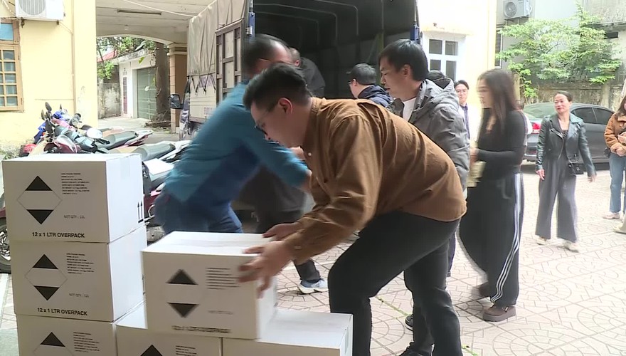 CDC Hà  Nội tiếp nhận  hóa chất diệt côn trùng do  WHO hỗ trợ